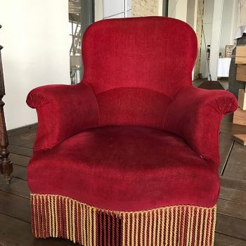 fauteuil-en-velour-rouge