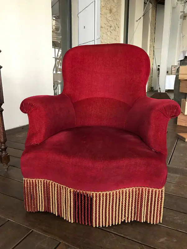 fauteuil-en-velour-rouge
