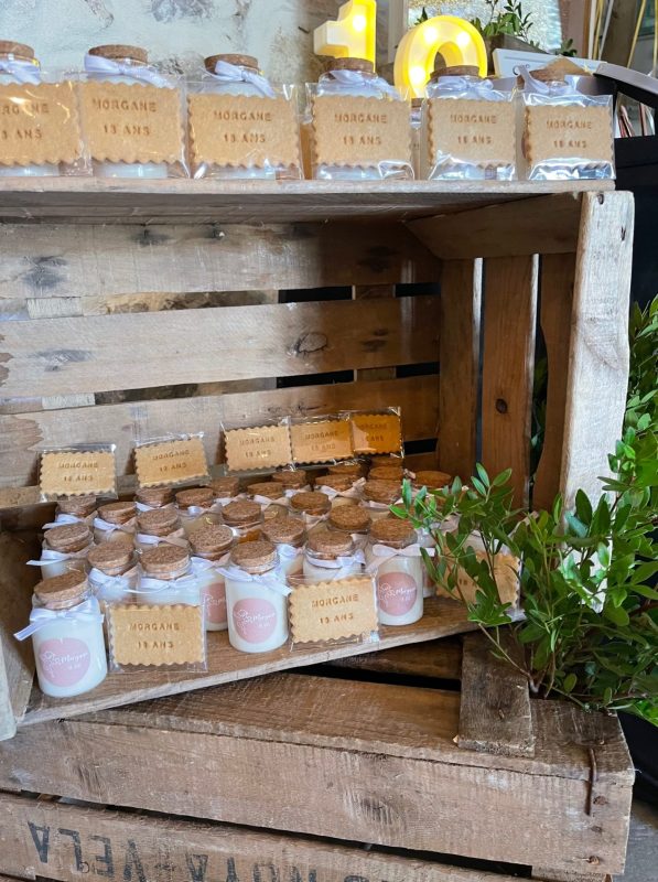 evenement anniversaire cadeaux bougies fleurs caisse