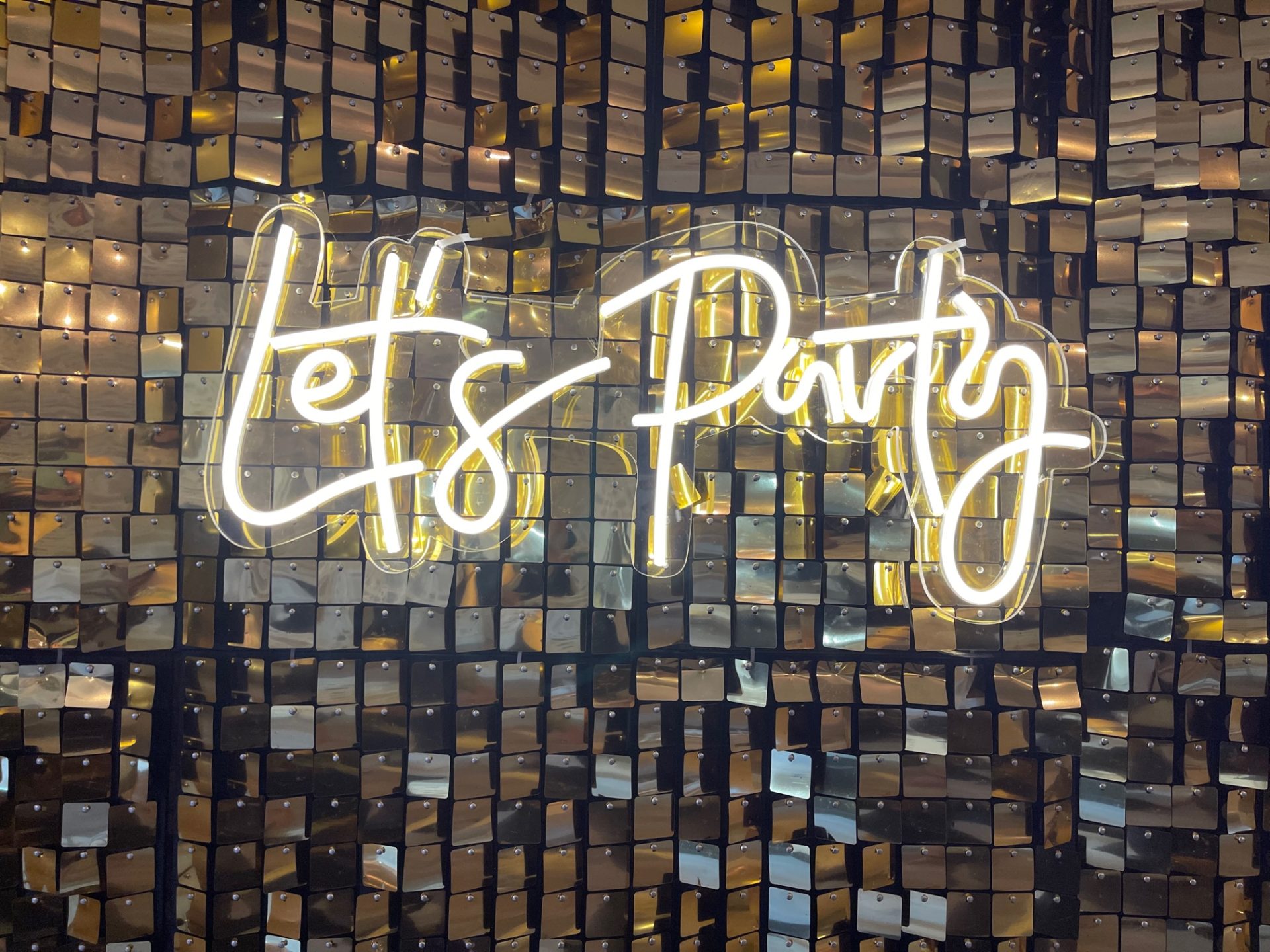 location neon lets party