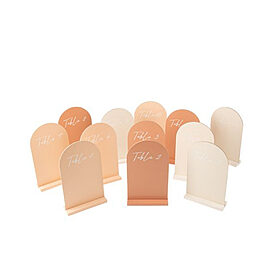 Numéro de table curve en bois nude, blush et terracotta x12, en location chez Pink Event