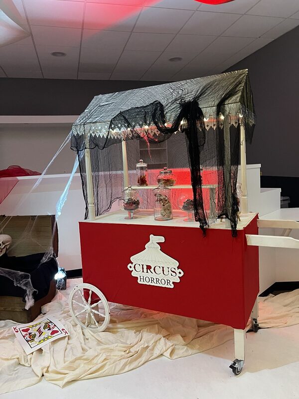 Charrette candy bar « Circus Horror » drapée d’étamine noire, bonbonnières garnies de bonbons sanglants