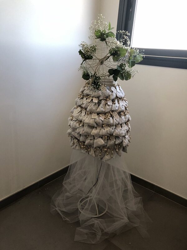 Buste mannequin en fil de fer habillé de sachets de dragées, de gypsophile et de tulle