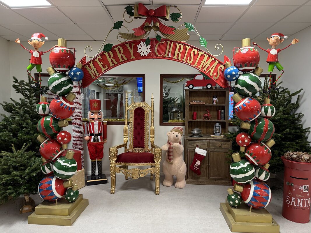 Noël d'entreprise : arche « Merry Christmas » en sucres d'orge géants, trône rouge et sapins, décor loué par Pink Event