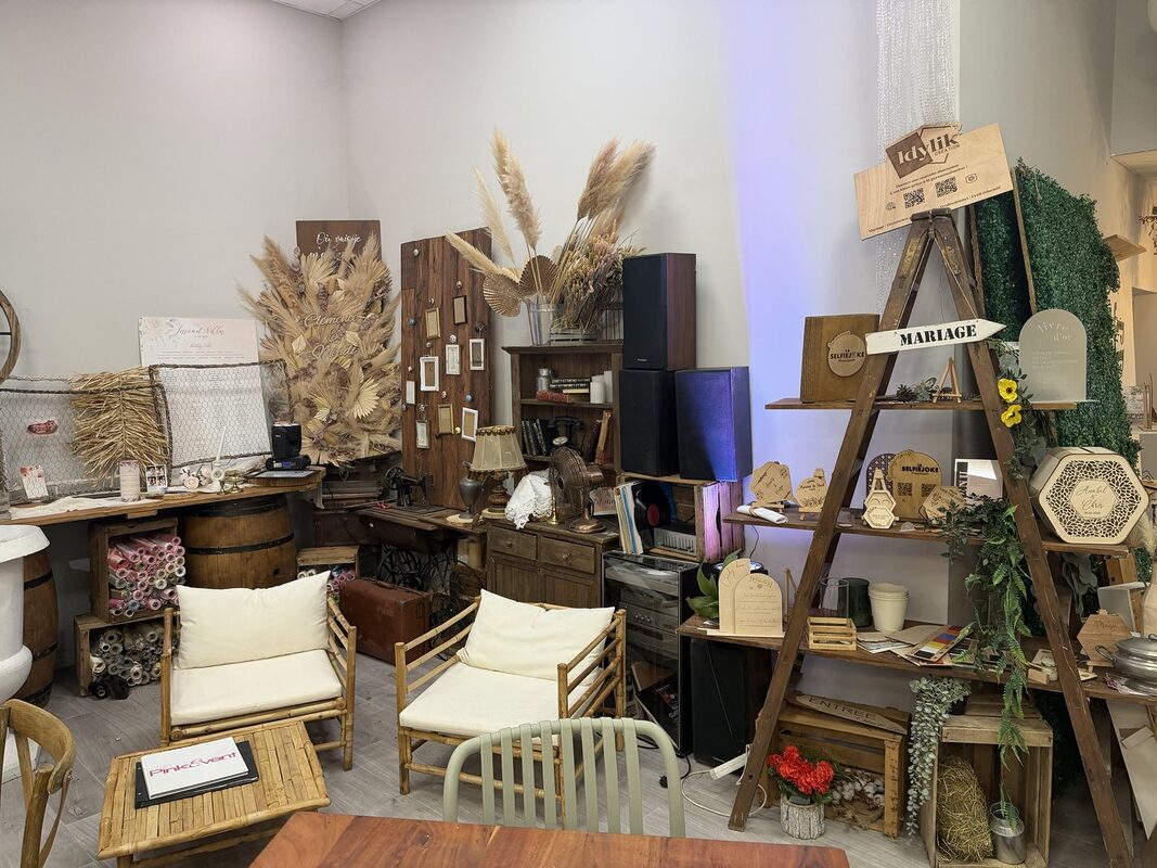 Le coin vintage du showroom Pink Event : salon en bambou, vaisselier, échelle présentoir, pampas et décors en bois